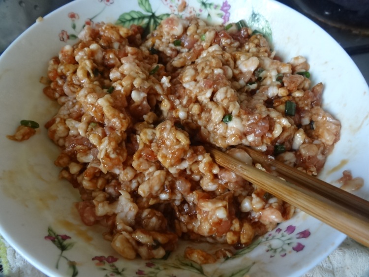 芹菜木耳蒸饺步骤4