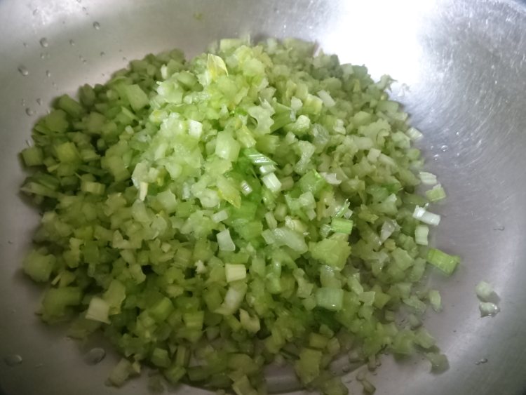 芹菜木耳蒸饺步骤5