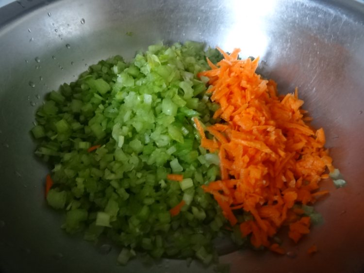 芹菜木耳蒸饺步骤6
