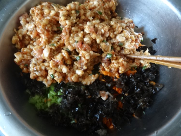 芹菜木耳蒸饺步骤8
