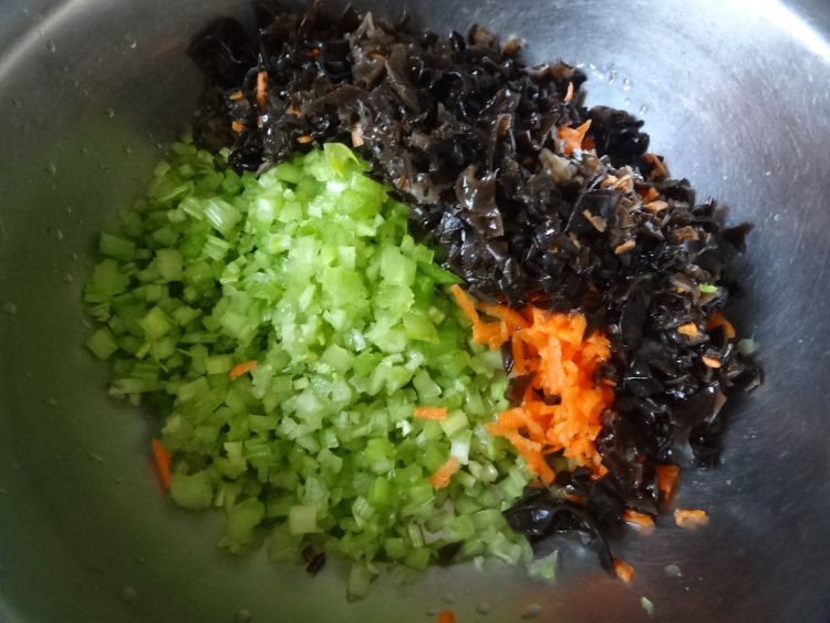 芹菜木耳蒸饺步骤7