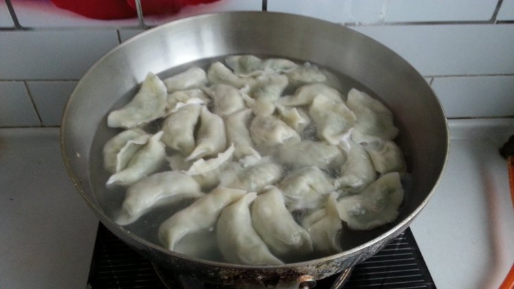 鲜虾韭菜水饺步骤11