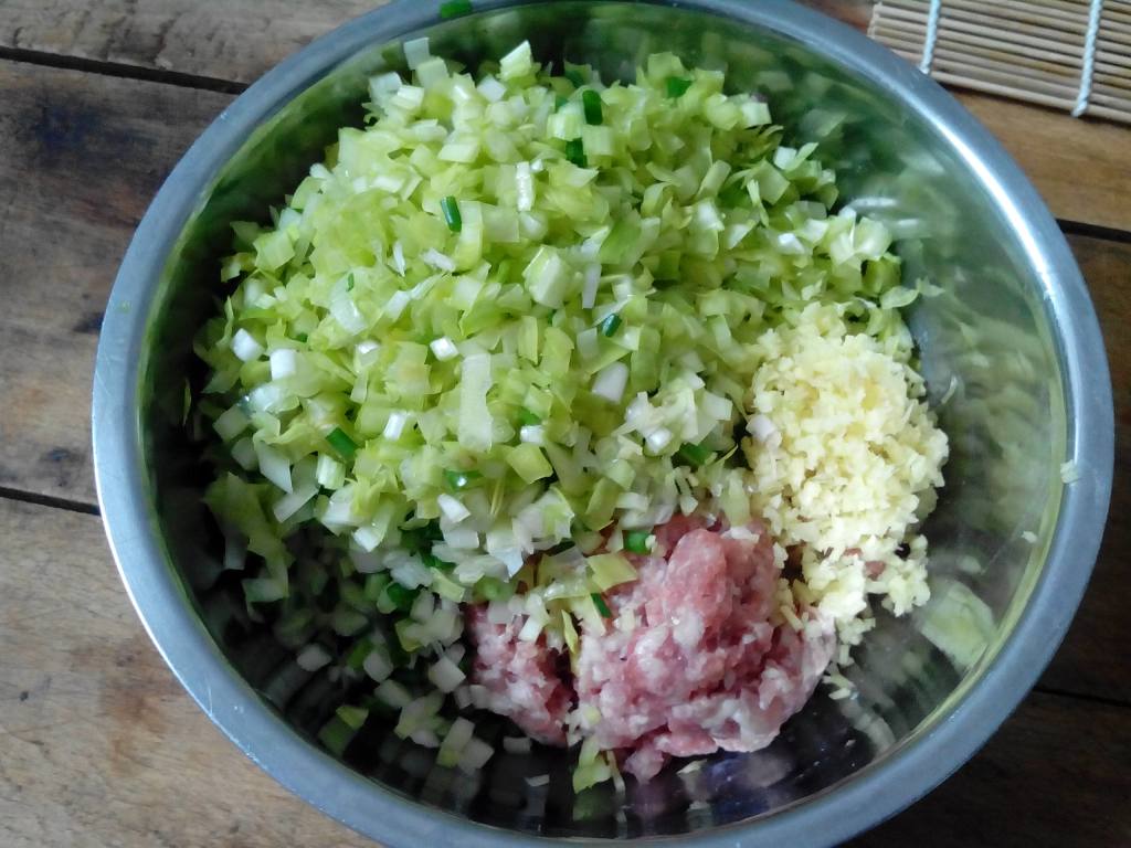 韭黄大肉饺子步骤3