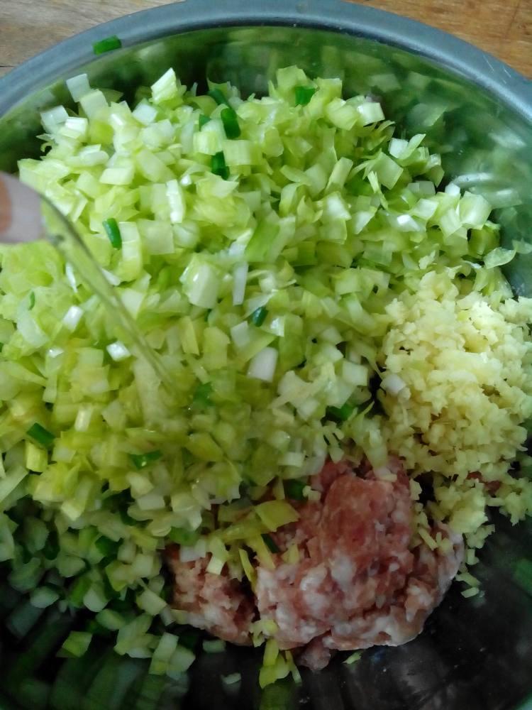 韭黄大肉饺子步骤4