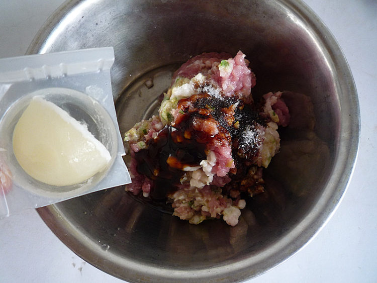 猪肉香芹煎饺步骤3