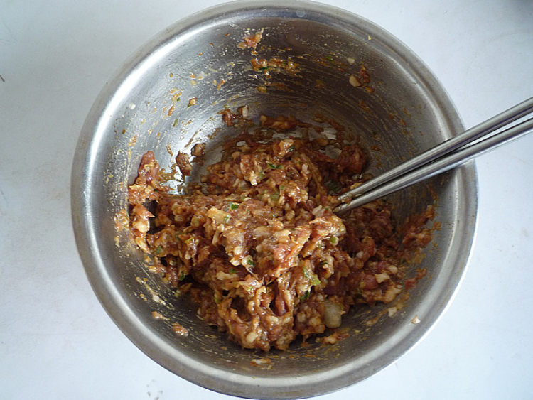 猪肉香芹煎饺步骤4