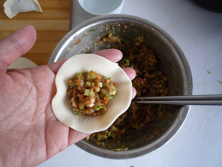 猪肉香芹煎饺步骤8