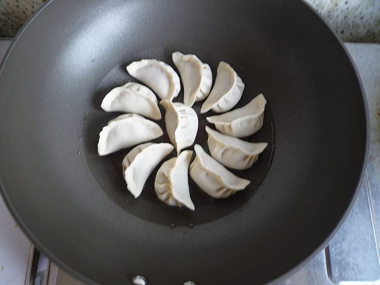 猪肉香芹煎饺步骤11