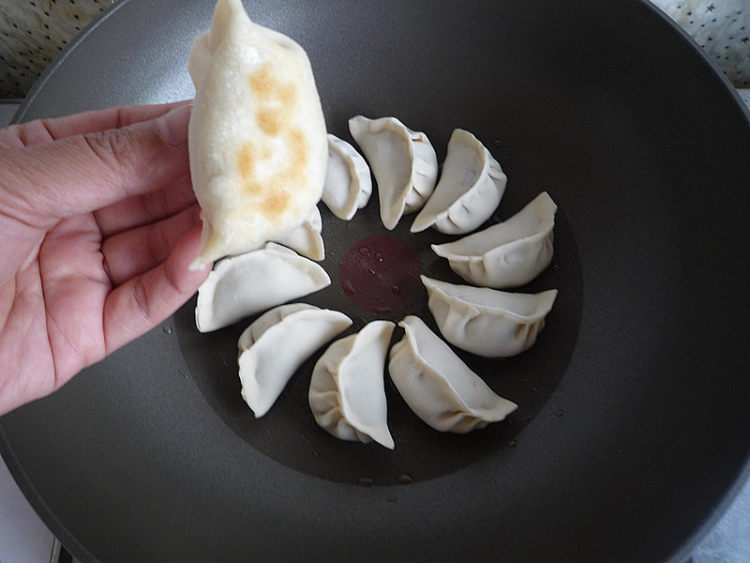 猪肉香芹煎饺步骤12