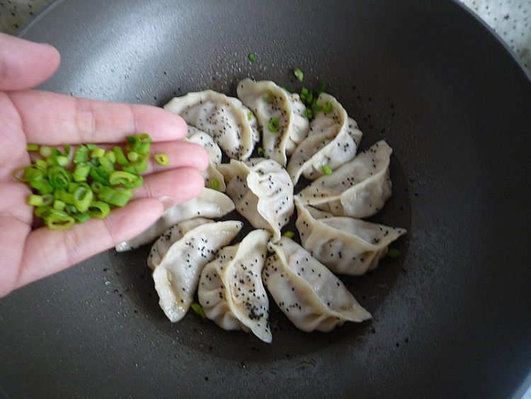 猪肉香芹煎饺步骤15