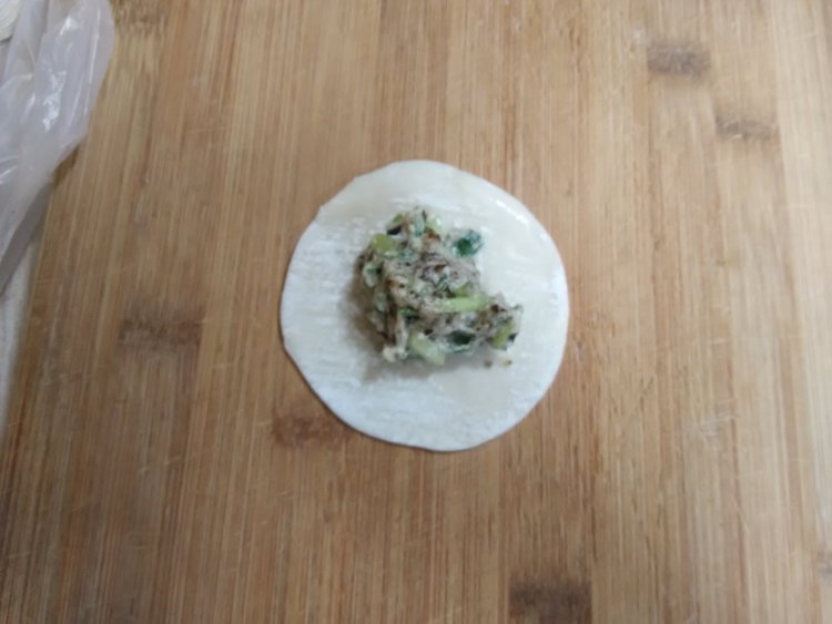 猪肉木耳芹菜饺子步骤2