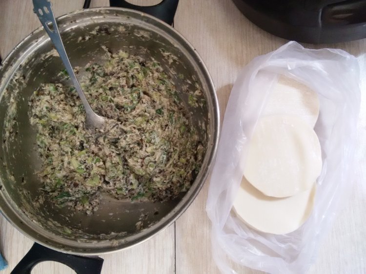 猪肉木耳芹菜饺子步骤1