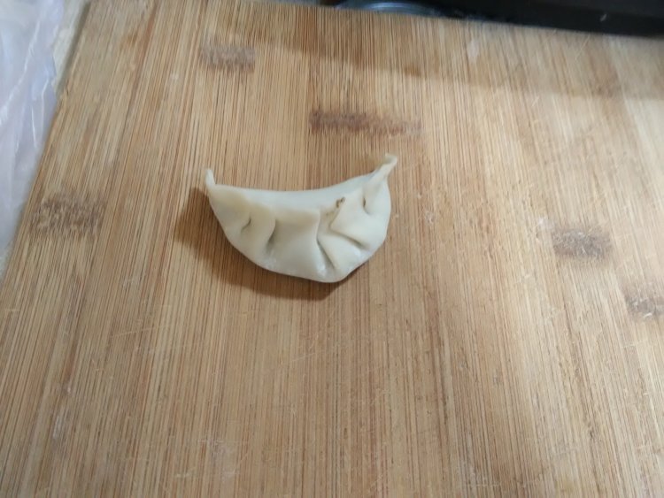 猪肉木耳芹菜饺子步骤3