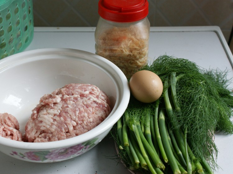 茴香虾皮猪肉饺子步骤1