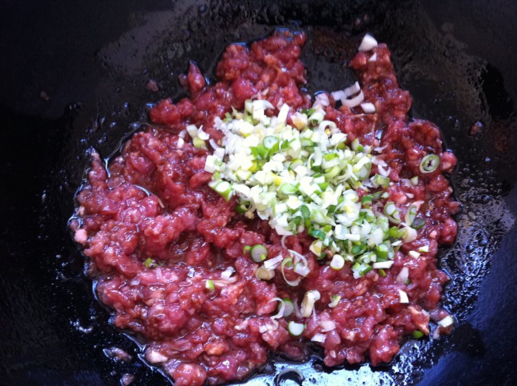 白菜猪肉木耳蒸饺步骤2
