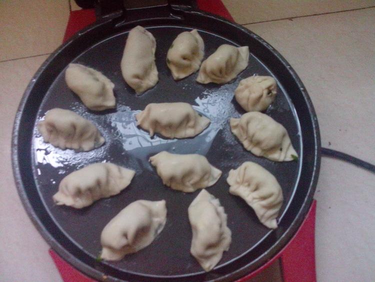 韭菜豆干煎饺步骤8