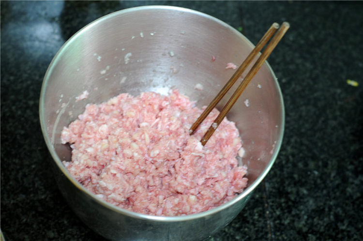 菜汁马蹄猪肉蒸饺步骤5