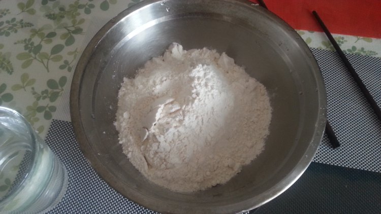 酸菜猪肉水饺步骤1