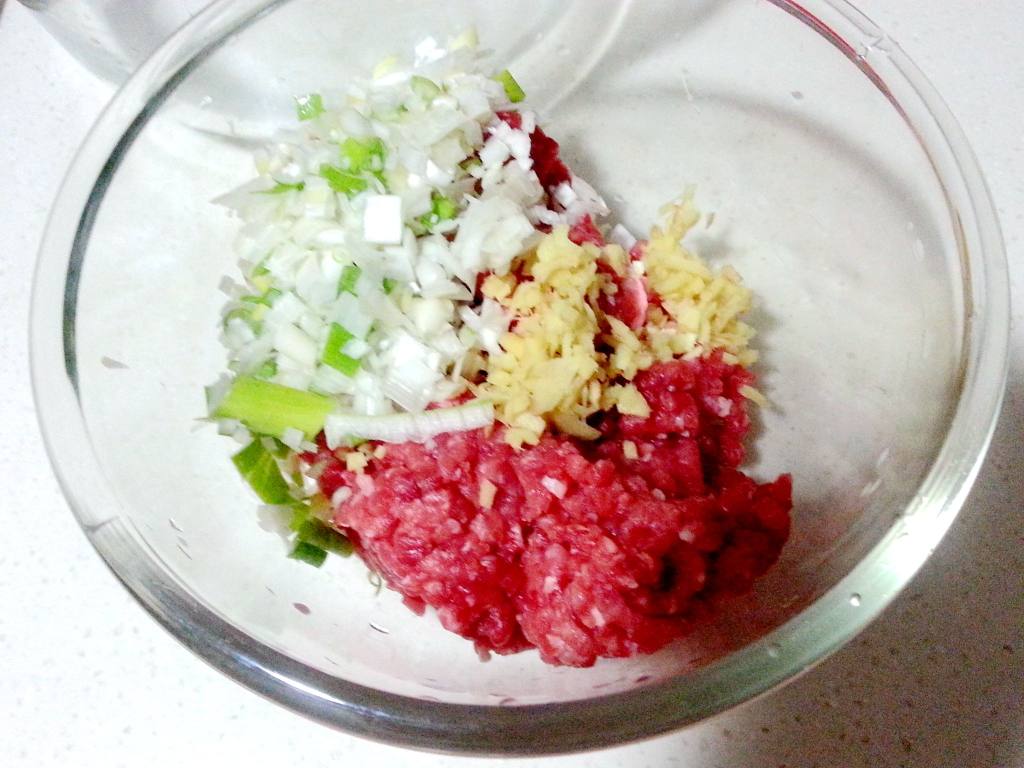 猪肉荤香饺子步骤1