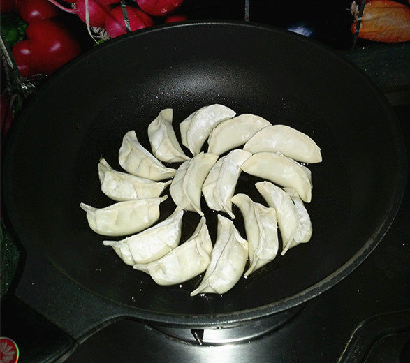 生煎韭菜猪肉饺步骤7