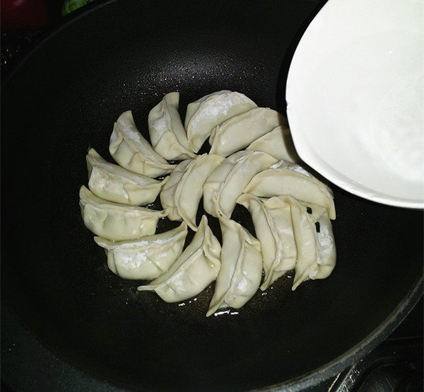 生煎韭菜猪肉饺步骤8