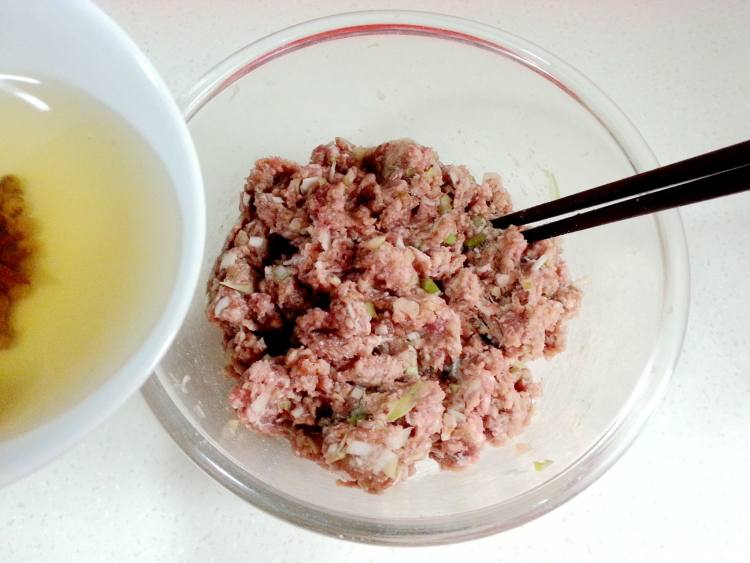牛肉胡萝卜水饺步骤1