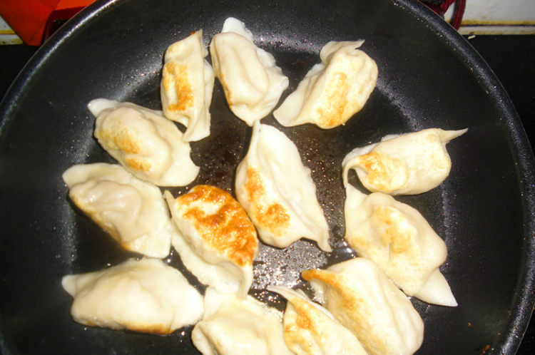 油煎饺子步骤4