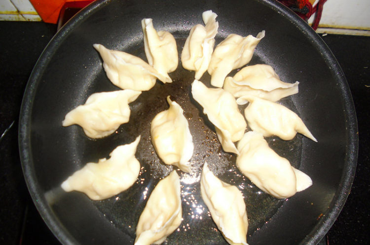 油煎饺子步骤3