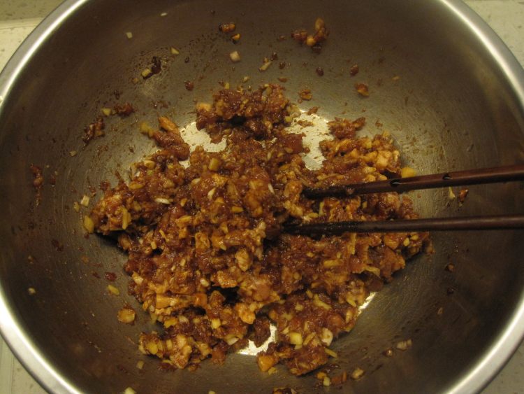 猪肉白菜虾仁饺子步骤2