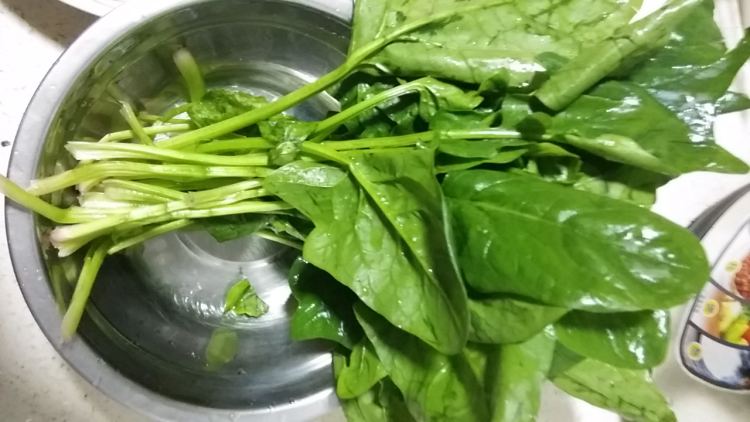 菜汁素饺子步骤1