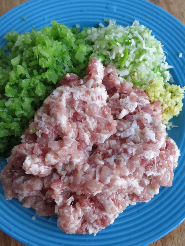 猪肉芹菜酱香水饺步骤3