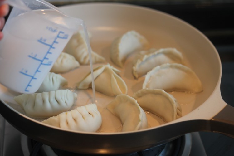 娃娃菜煎饺步骤12