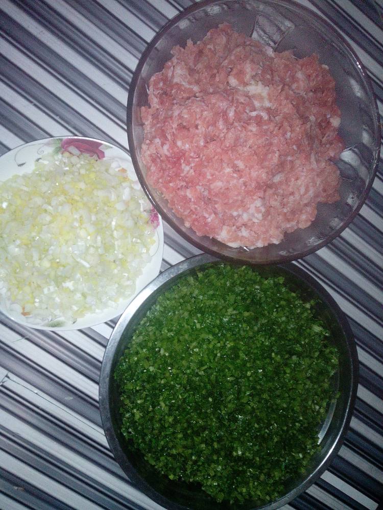 猪肉芹菜水饺步骤2