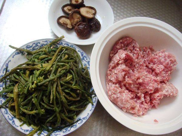香菇干豆角大肉饺子步骤3