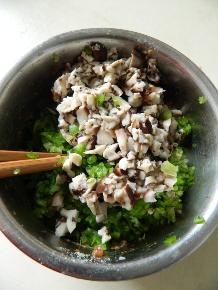 青椒猪肉汤水饺步骤8