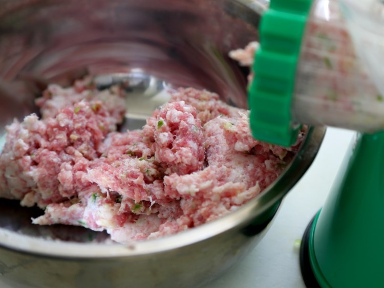 莲藕猪肉煎饺步骤2