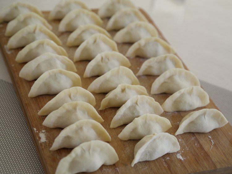 莲藕猪肉煎饺步骤10