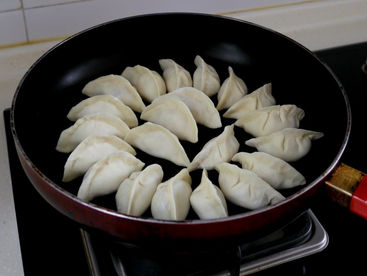 莲藕猪肉煎饺步骤11