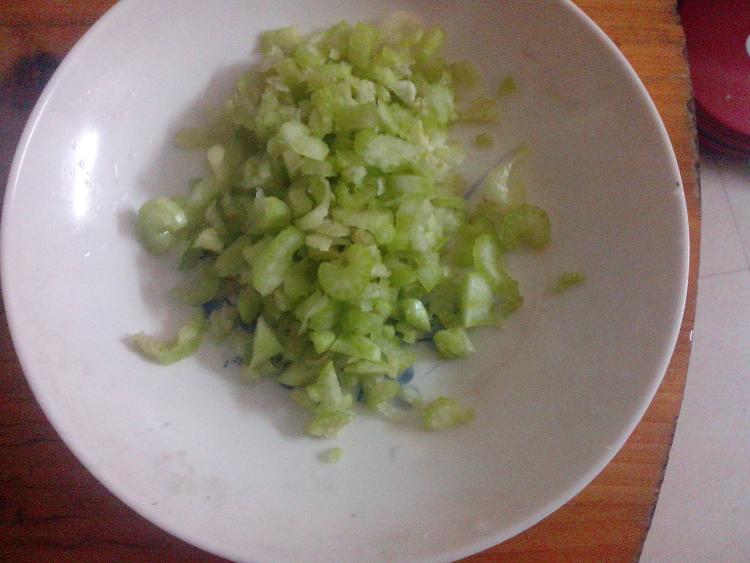芹菜鸡蛋煎饺步骤2