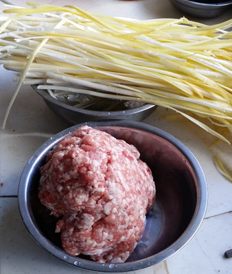 韭黄大肉蒸饺步骤1