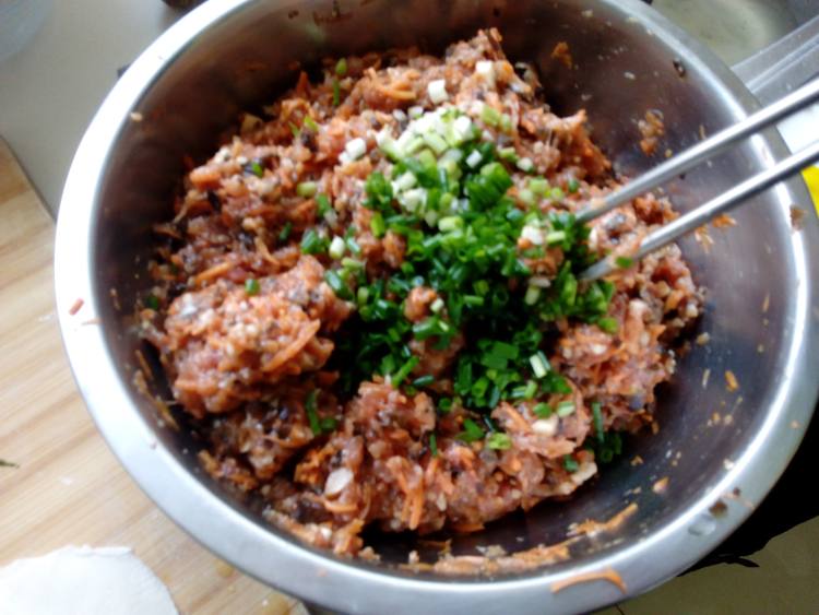 胡萝卜猪肉木耳煎饺步骤8