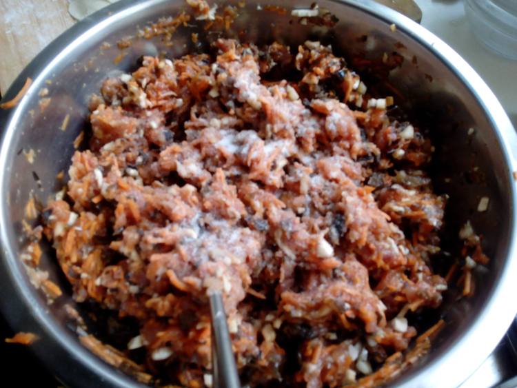 胡萝卜猪肉木耳煎饺步骤7