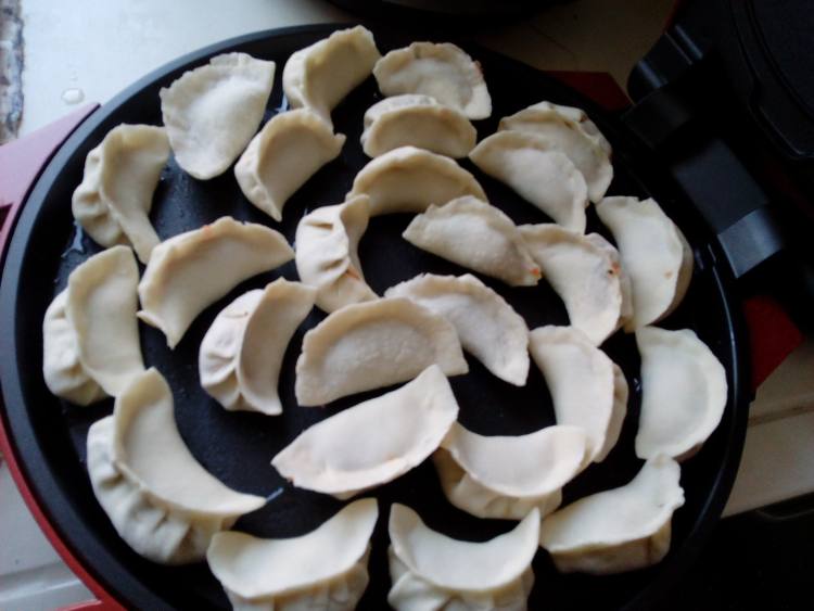 胡萝卜猪肉木耳煎饺步骤12
