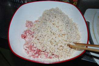 莲藕香菇猪肉饺子步骤2