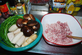莲藕香菇猪肉饺子步骤1