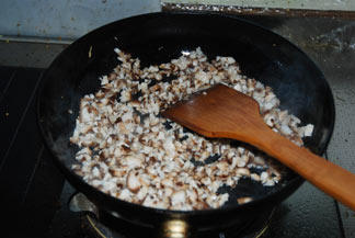 莲藕香菇猪肉饺子步骤5