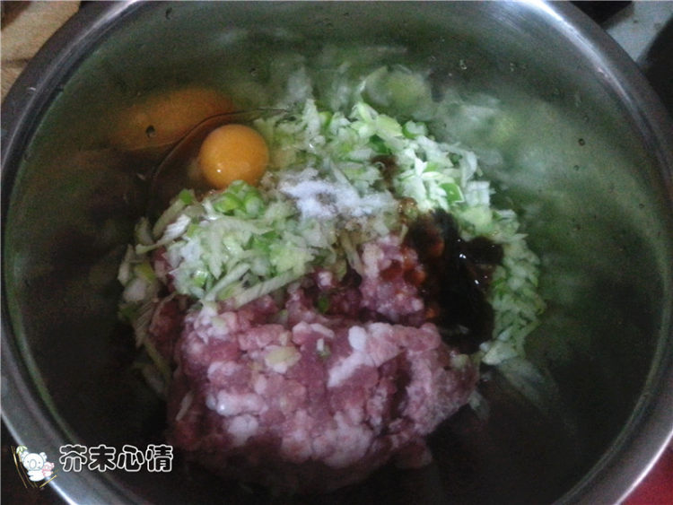 白菜香菇鲜肉水饺步骤1