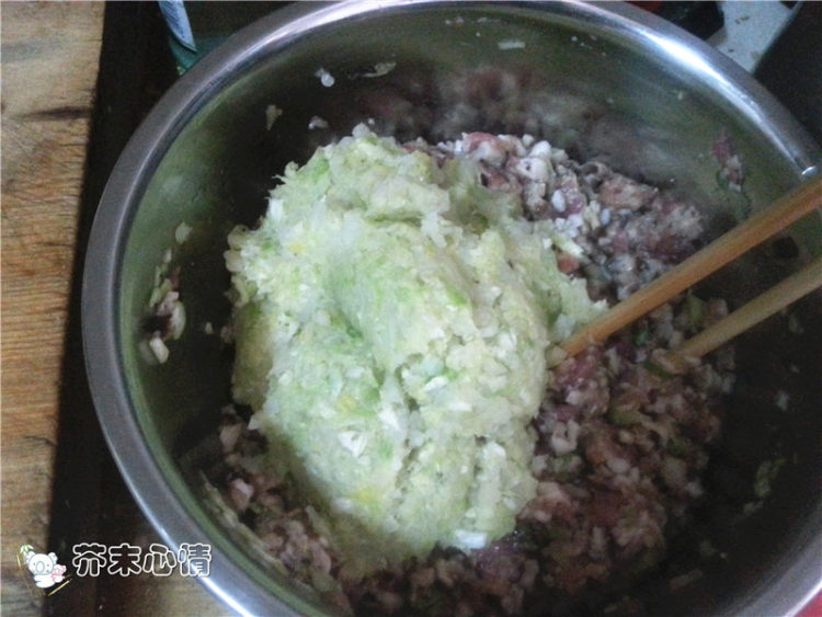 白菜香菇鲜肉水饺步骤4