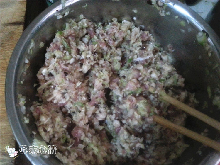 白菜香菇鲜肉水饺步骤5