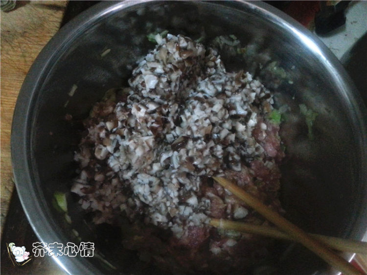 白菜香菇鲜肉水饺步骤3